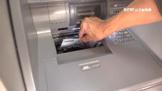 ATM領20萬狂叫！他被警包圍嚇傻