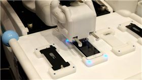 保護貼,包膜,手機,機器人,機器手臂,川崎重工,ITmedia　圖／翻攝自YouTube