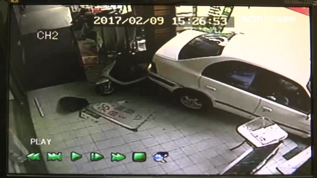 翁倒車撞進騎樓　求別報警塞一千落跑