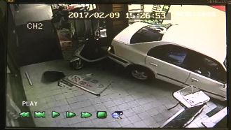 翁倒車撞進騎樓　求別報警塞一千落跑
