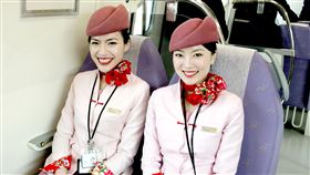 ▲空服員團現身機捷試乘。（圖／桃園機場捷運提供）