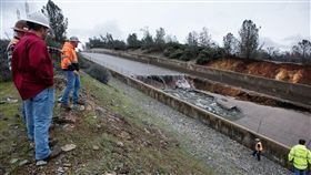 美最高水壩洩洪道坍塌危機（圖／中央社）