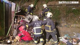 國5,國3,遊覽車,邊坡,翻落,救援　圖／翻攝畫面