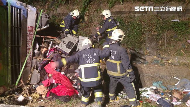 賞櫻團遊覽車國5翻車　32死12傷