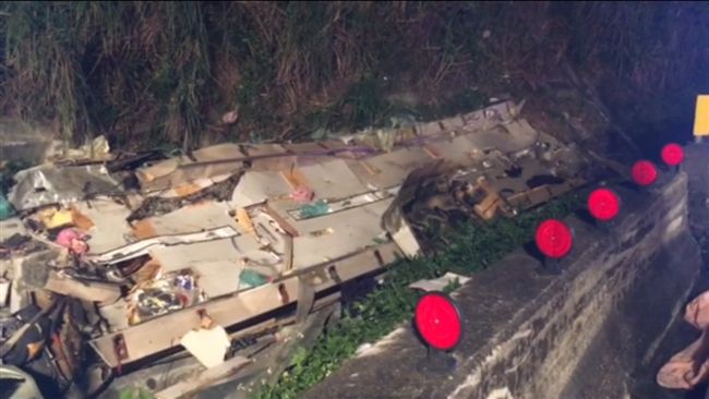 扯！遊覽車車頂分離　人遭拋出死傷慘