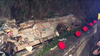 扯！遊覽車車頂分離　人遭拋出死傷慘