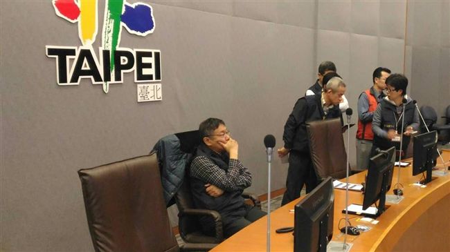 遊覽車翻覆　柯文哲進駐災防中心