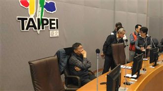 遊覽車翻覆　柯文哲進駐災防中心