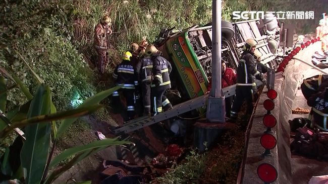 外媒報遊覽車翻覆　稱安全標準該改善