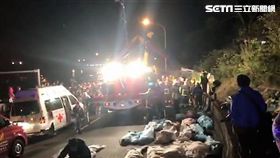 蝶戀花旅行社的武陵賞櫻團，今晚九時在國道五號翻覆，44名乘客已全數救出，其中30具遺體裝入屍袋，暫放於現場（翻攝畫面）