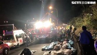 遊覽車翻覆拖行　乘客一路被「磨死」