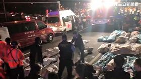 蝶戀花旅行社的武陵賞櫻團，今晚九時在國道五號翻覆，44名乘客已全數救出，其中30具遺體裝入屍袋，暫放於現場（翻攝畫面）