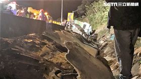 國道5號昨晚發生重大車禍，蝶戀花賞櫻團遊覽車衝出護欄滑落邊坡，一共造成32死12傷的慘劇（翻攝畫面）