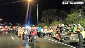 國道5號昨晚發生重大車禍，蝶戀花賞櫻團遊覽車衝出護欄滑落邊坡，一共造成32死12傷的慘劇（翻攝畫面）
