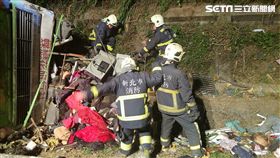 國道5號昨晚發生重大車禍，蝶戀花賞櫻團遊覽車衝出護欄滑落邊坡，一共造成32死12傷的慘劇（翻攝畫面）