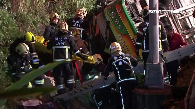 國道32死　掀車頂乘客甩飛搶救難