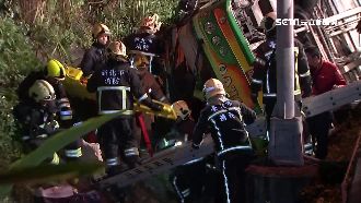 國道32死　掀車頂乘客甩飛搶救難