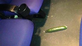 格雷2散場後地上竟出現謎樣小黃瓜。（圖／翻攝自Brittany Lee Flaherty臉書）