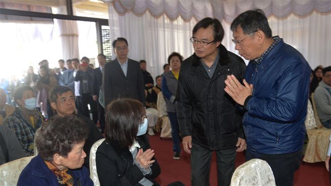 柯文哲赴二殯慰問死者家屬