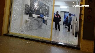 不滿妻與老闆打麻將　火爆男狠砸公司