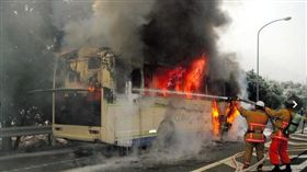 日本廣島縣東廣島市的山陽高速公路傳出火燒車事故（圖／翻攝自《朝日新聞》）