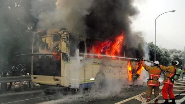 日本驚傳巴士火燒車　16人跳車逃命