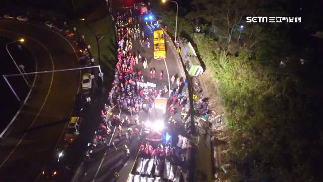 彎道近90度！遊覽車過彎翻覆難救援