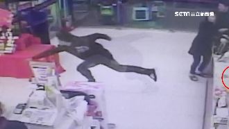 男持刀搶賣場　3正義哥見狀聯手制伏