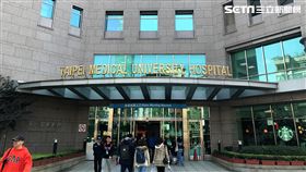 北醫收治的62歲傷者黃魏月秀，因右肩及左手腕骨折，仍在加護病房治療，她女兒表示母親很幸運逃過一劫（楊忠翰攝）