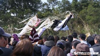 台灣遊覽車翻覆釀33死　國台辦慰問