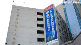 北醫收治的62歲傷者黃魏月秀，因右肩及左手腕骨折，仍在加護病房治療，她女兒表示母親很幸運逃過一劫（楊忠翰攝）