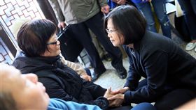 總統蔡英文至靈堂慰問罹難者家屬　圖／總統府提供