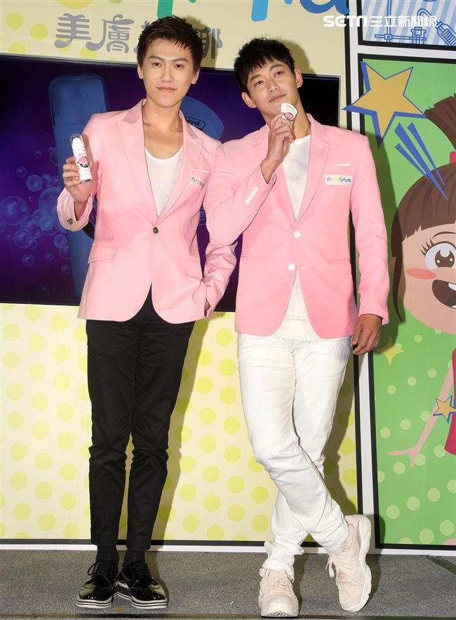 威廉、邱翊橙（毛弟）在情人節當天分享如何為情人保養肌膚。（記者邱榮吉/攝影）