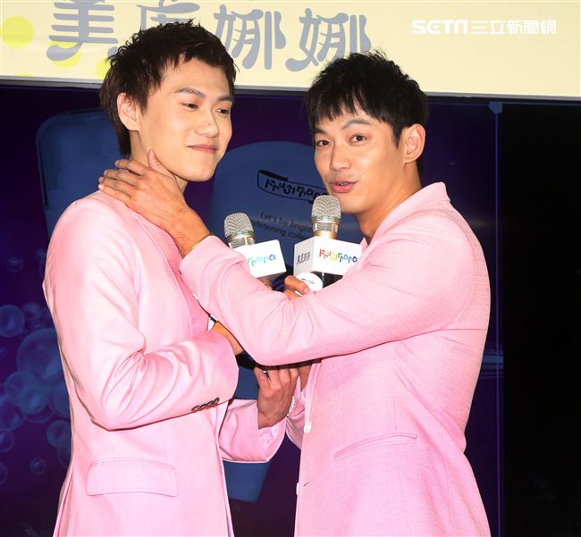 威廉、邱翊橙（毛弟）在情人節當天分享如何為情人保養肌膚。（記者邱榮吉/攝影）
