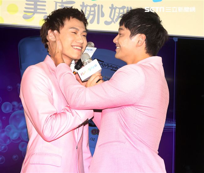 威廉、邱翊橙（毛弟）在情人節當天分享如何為情人保養肌膚。（記者邱榮吉/攝影）