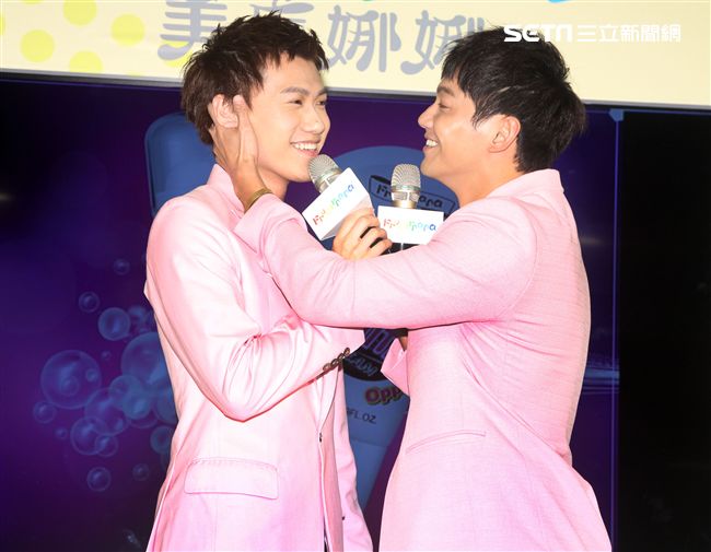 威廉、邱翊橙（毛弟）在情人節當天分享如何為情人保養肌膚。（記者邱榮吉/攝影）