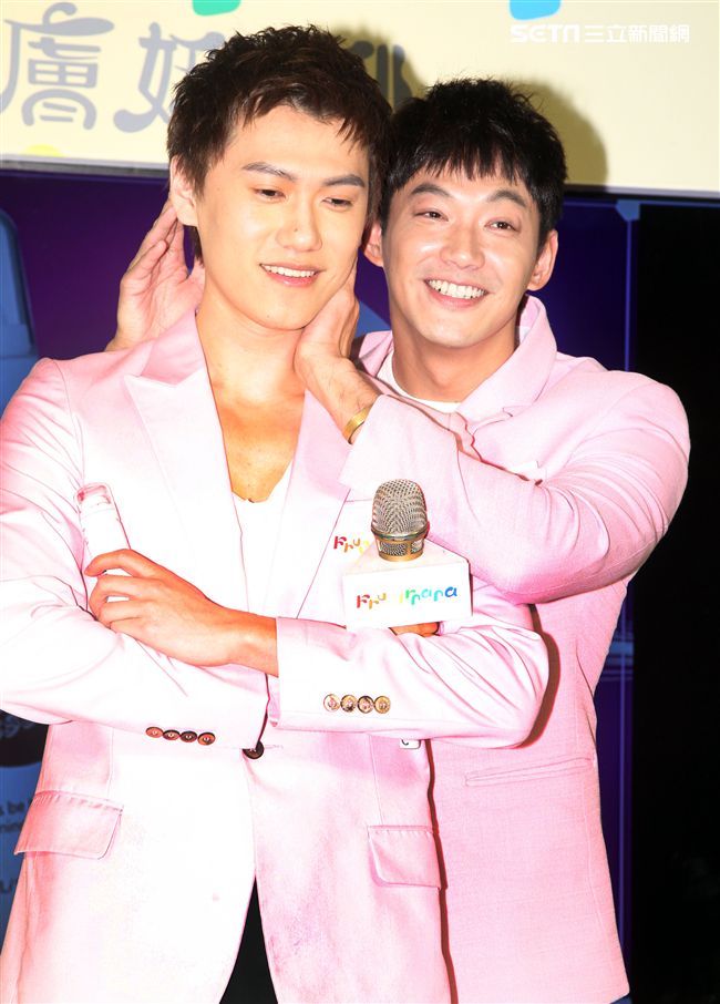 威廉、邱翊橙（毛弟）在情人節當天分享如何為情人保養肌膚。（記者邱榮吉/攝影）