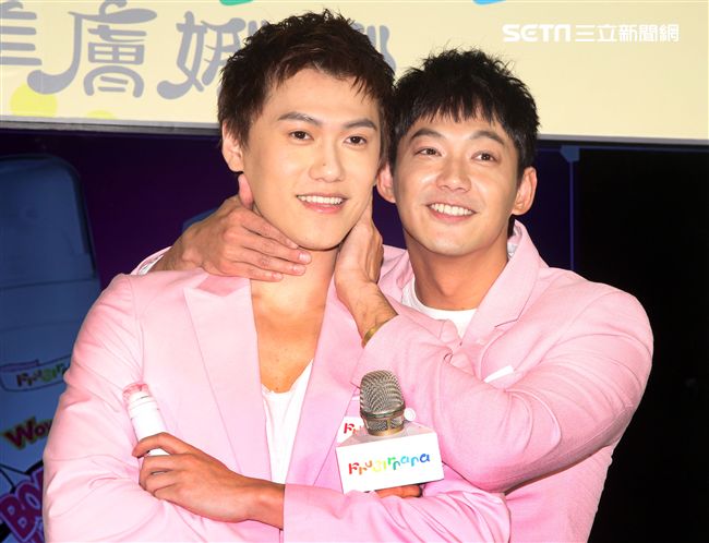 威廉、邱翊橙（毛弟）在情人節當天分享如何為情人保養肌膚。（記者邱榮吉/攝影）