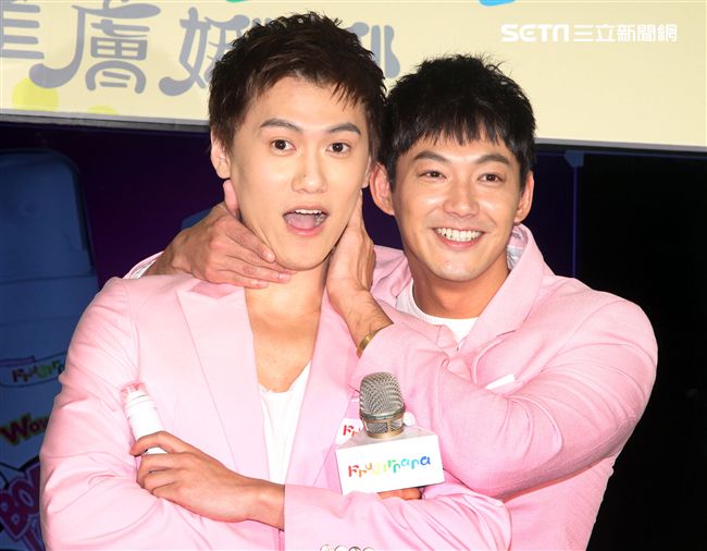 威廉、邱翊橙（毛弟）在情人節當天分享如何為情人保養肌膚。（記者邱榮吉/攝影）