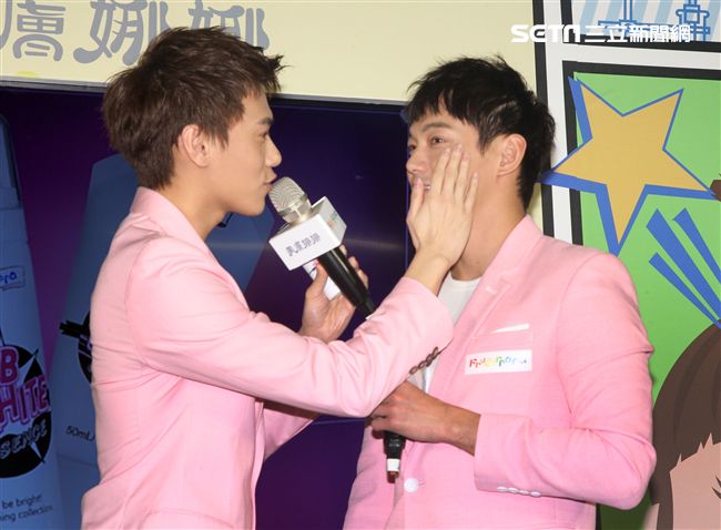 威廉、邱翊橙（毛弟）在情人節當天分享如何為情人保養肌膚。（記者邱榮吉/攝影）