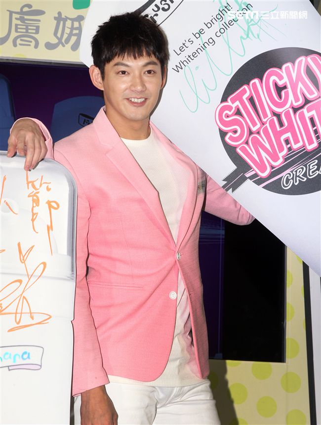 威廉在情人節當天分享如何為情人保養肌膚。（記者邱榮吉/攝影）