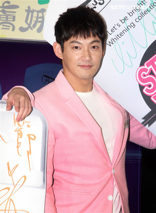 威廉在情人節當天分享如何為情人保養肌膚。（記者邱榮吉/攝影）