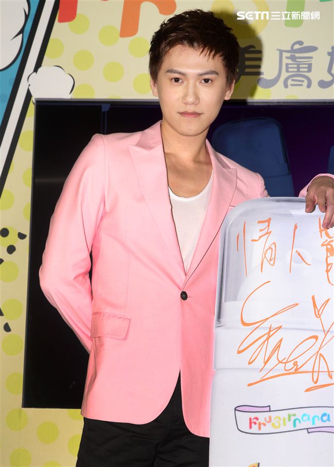 邱翊橙（毛弟）在情人節當天分享如何為情人保養肌膚。（記者邱榮吉/攝影）