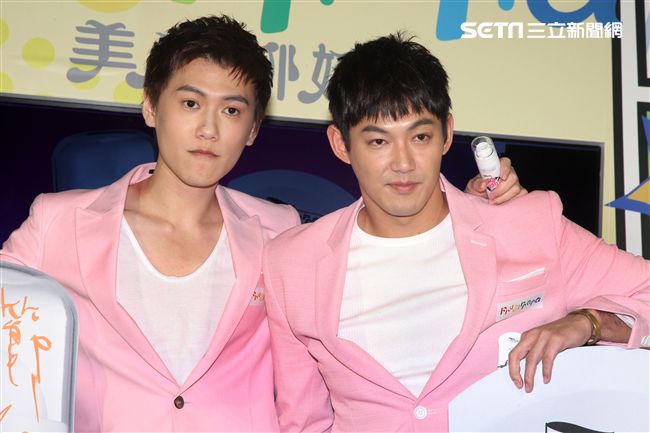 威廉、邱翊橙（毛弟）在情人節當天分享如何為情人保養肌膚。（記者邱榮吉/攝影）