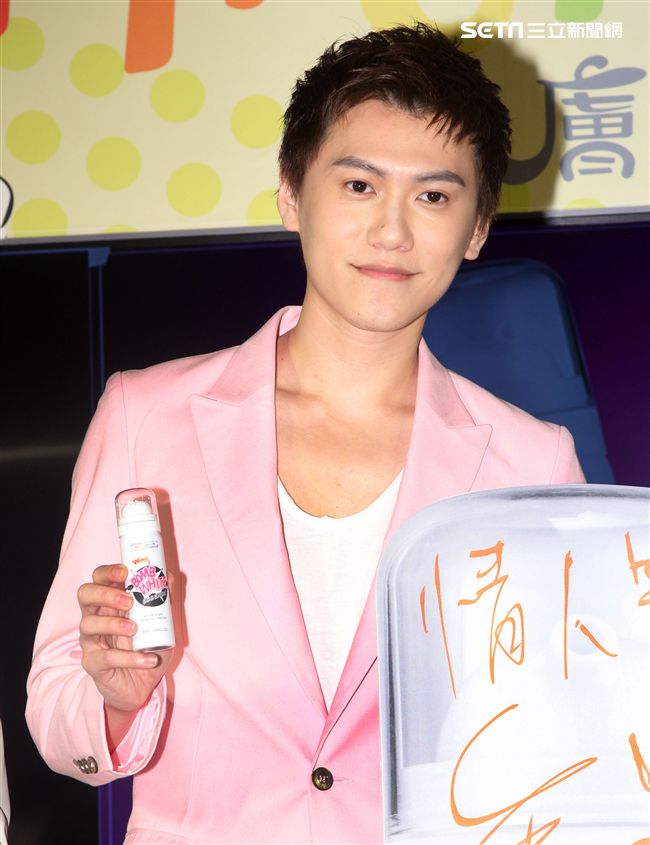 邱翊橙（毛弟）在情人節當天分享如何為情人保養肌膚。（記者邱榮吉/攝影）