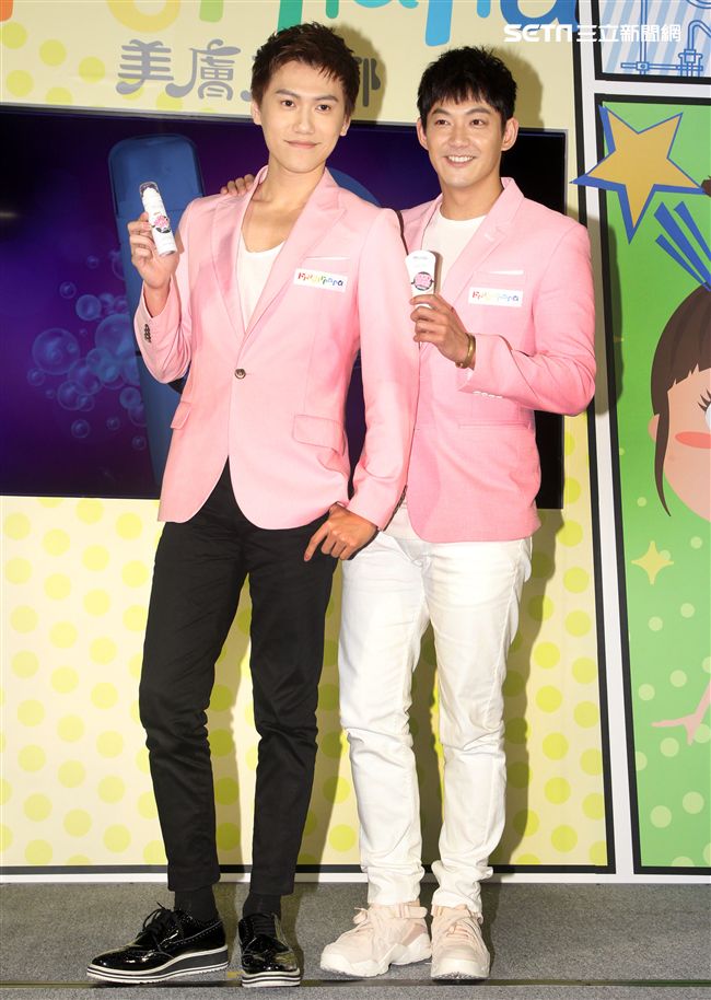 威廉、邱翊橙（毛弟）在情人節當天分享如何為情人保養肌膚。（記者邱榮吉/攝影）