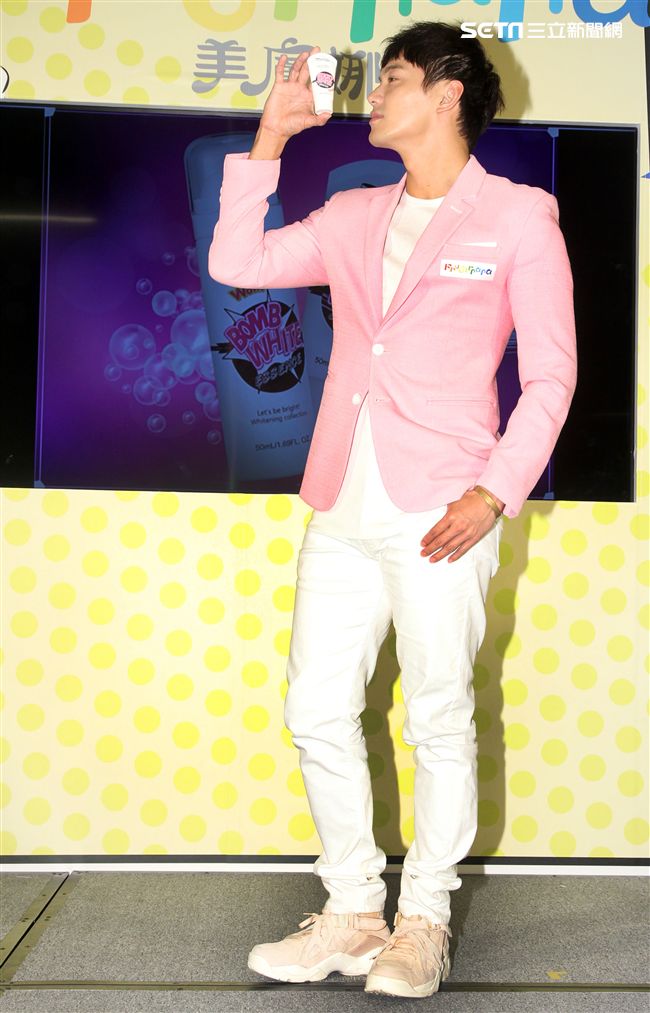 威廉在情人節當天分享如何為情人保養肌膚。（記者邱榮吉/攝影）