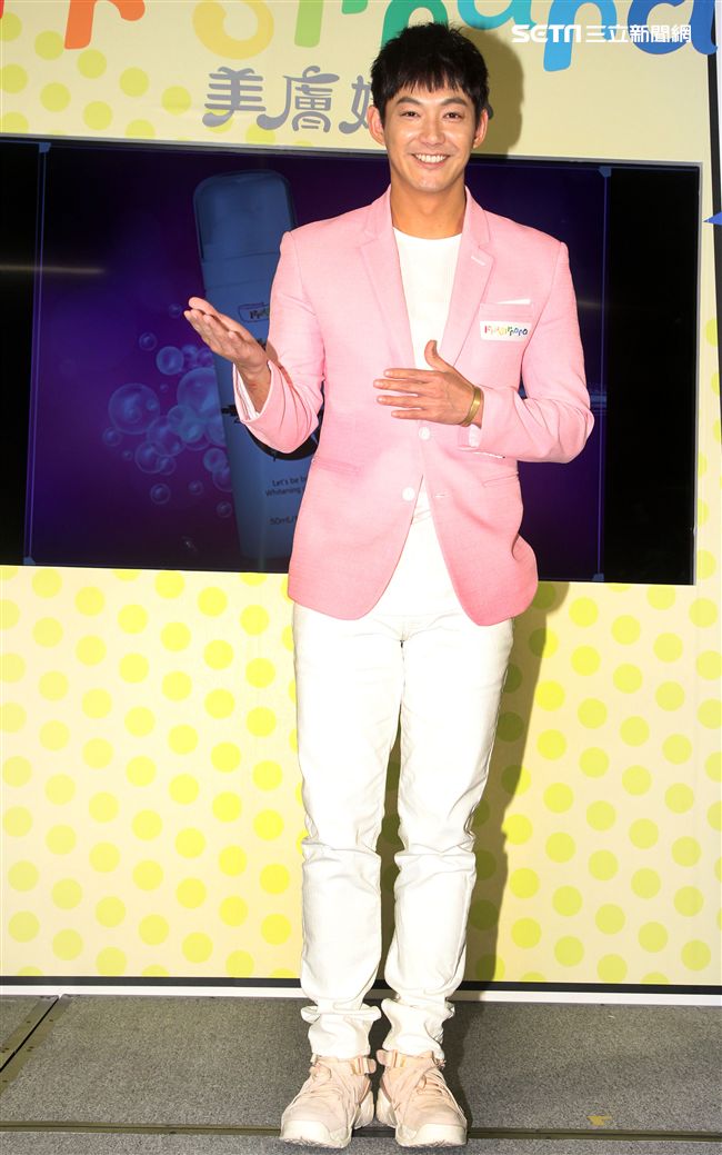 威廉在情人節當天分享如何為情人保養肌膚。（記者邱榮吉/攝影）