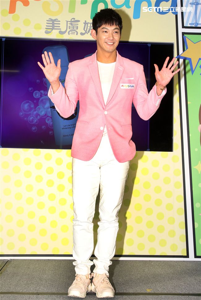 威廉在情人節當天分享如何為情人保養肌膚。（記者邱榮吉/攝影）