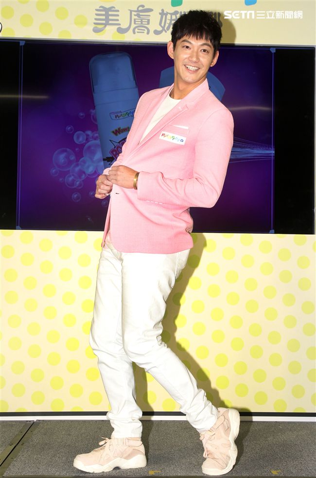 威廉在情人節當天分享如何為情人保養肌膚。（記者邱榮吉/攝影）